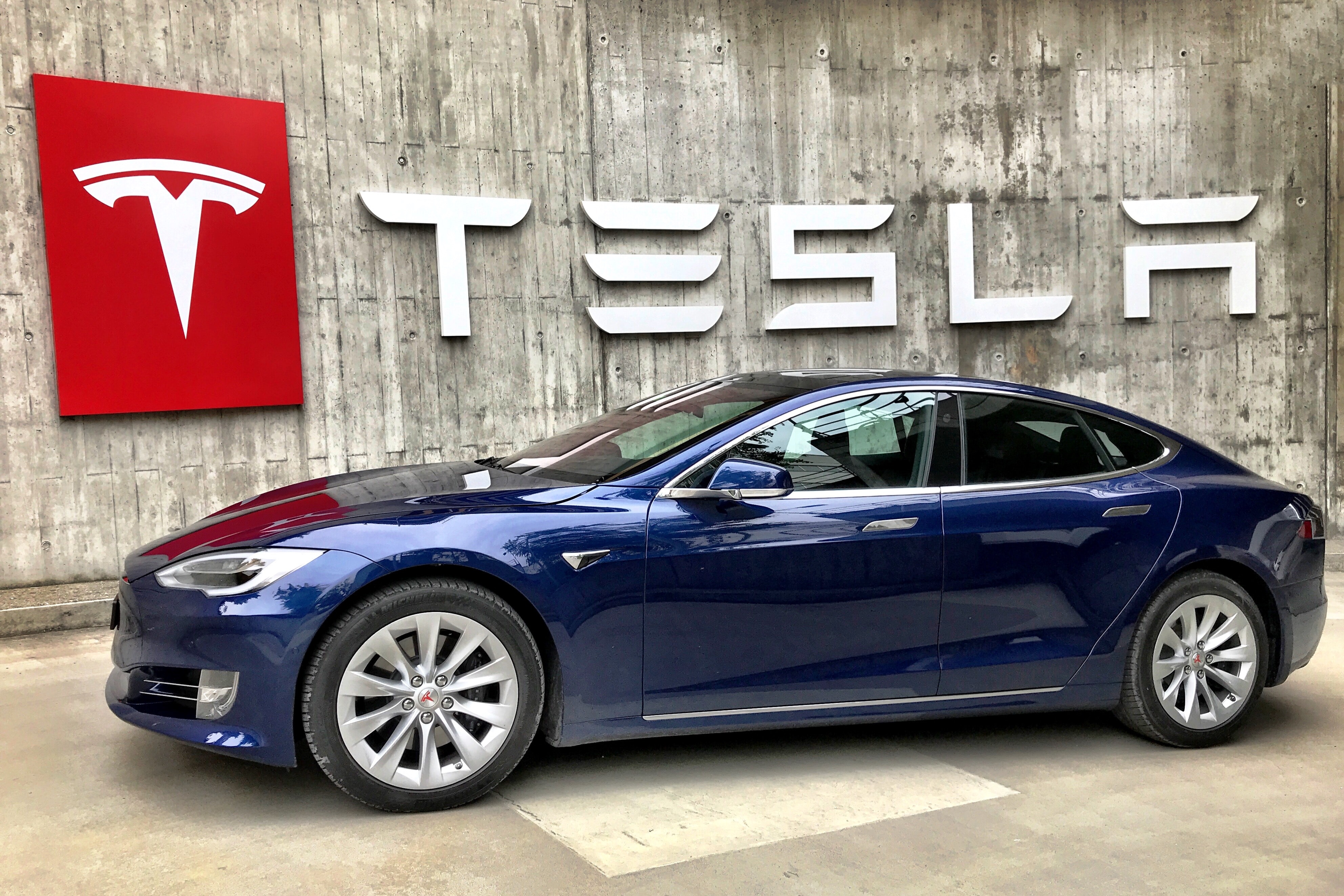 Tesla urdhëroi të tërheqë më shumë se një milion makina amerikane