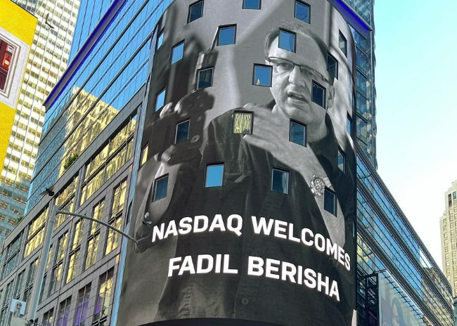 Fotografi i vipave Fadil Berisha bën jehonë në billboard-et e Time Square