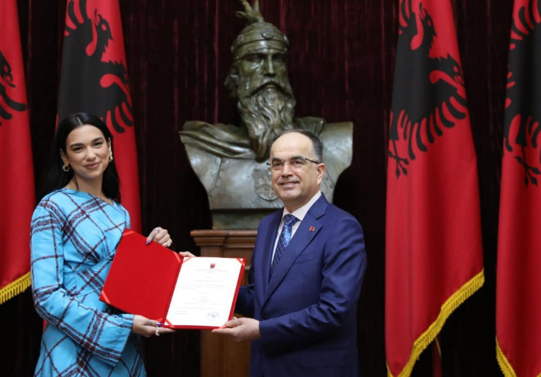 Momente emocionuese! Presidenti Bajram Begaj i jep nënshtetësinë shqiptare Dua Lipës