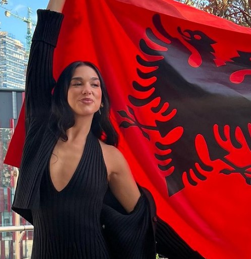 Dua Lipa ndez skenën në 110-vjetorin e Pavarësisë së Shqipërisë
