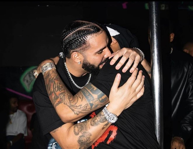 Vogue padit reperët Drake dhe 21 Savage për falsifikim dhe përdorim të kopertinës