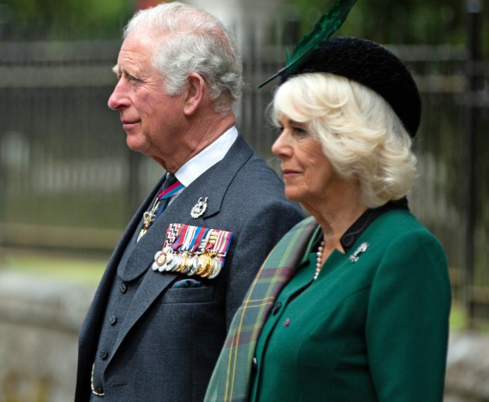 Mbreti Charles dhe mbretëresha Camilla sulmohen në daljen e fundit mbretërore