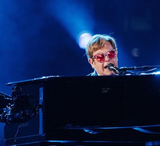 Elton John është larguar nga Twitter për një arsye të madhe