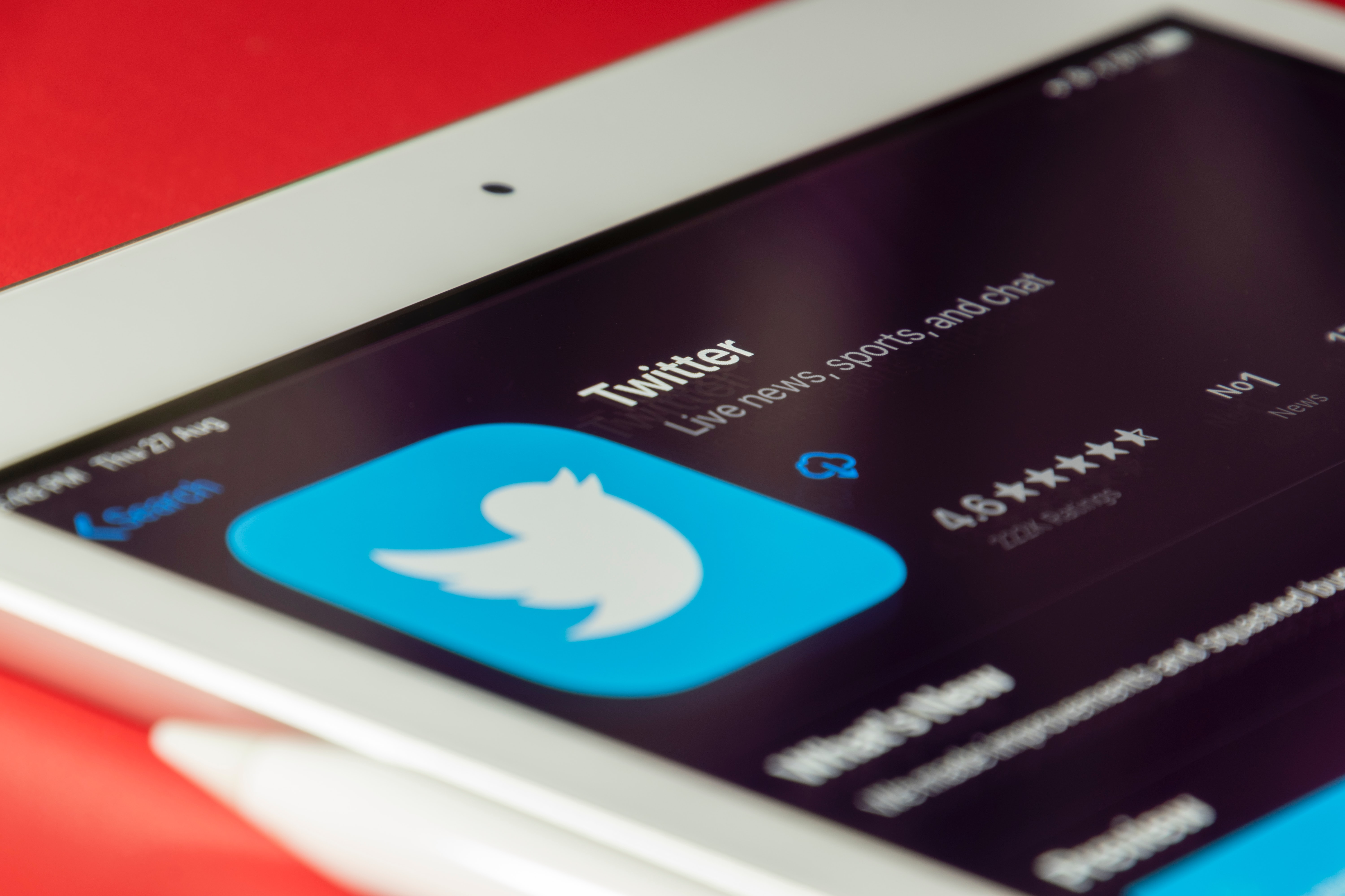 Twitter në hetim pas shitjes së informacioneve të 400 milion përdoruesve
