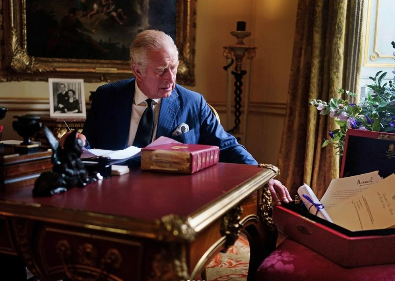 Mbreti Charles publikon kartolinën e veçantë për festa