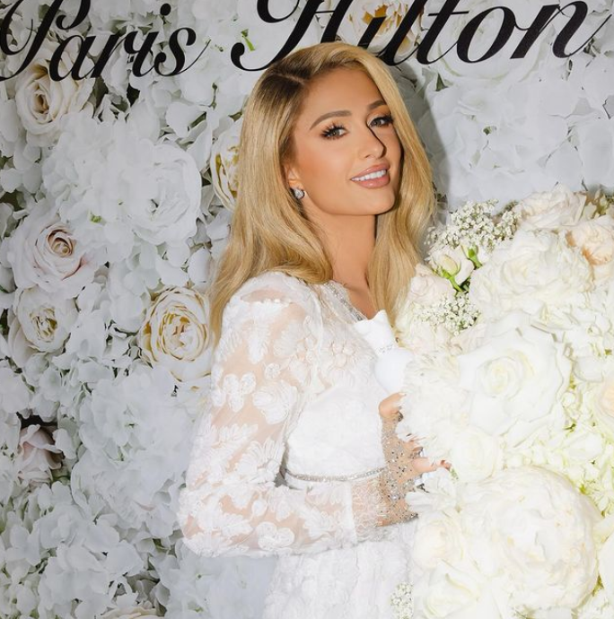Paris Hilton bëhet nënë, publikon për herë të parë foton me të birin