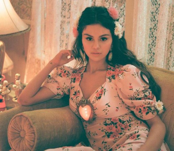 U kritikua për peshën e saj në shfaqjen e “Golden Globes”, Selena Gomez nuk i kursen ironitë