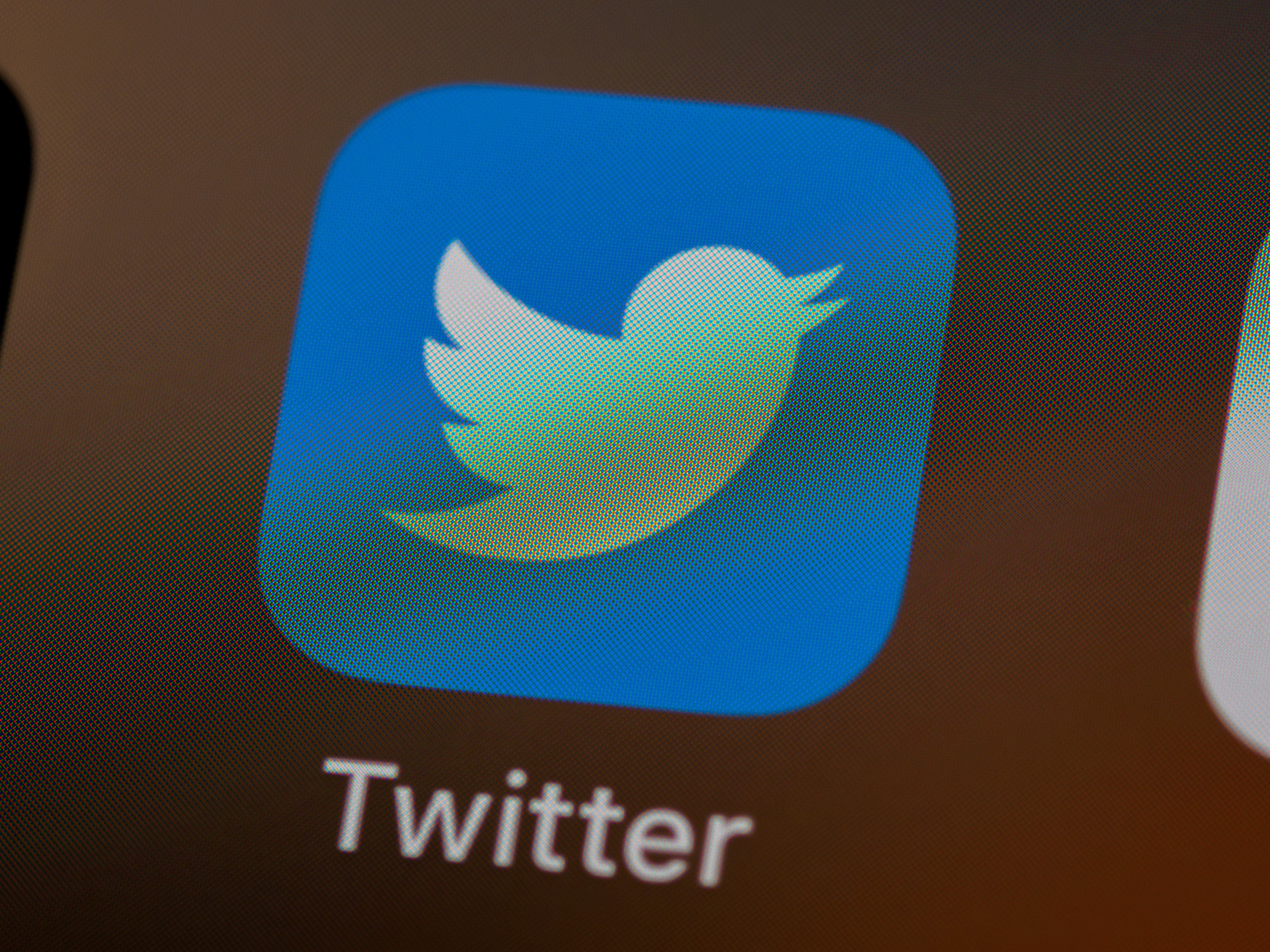 Thellohet kriza, Twitter mer vendimin e rradhës