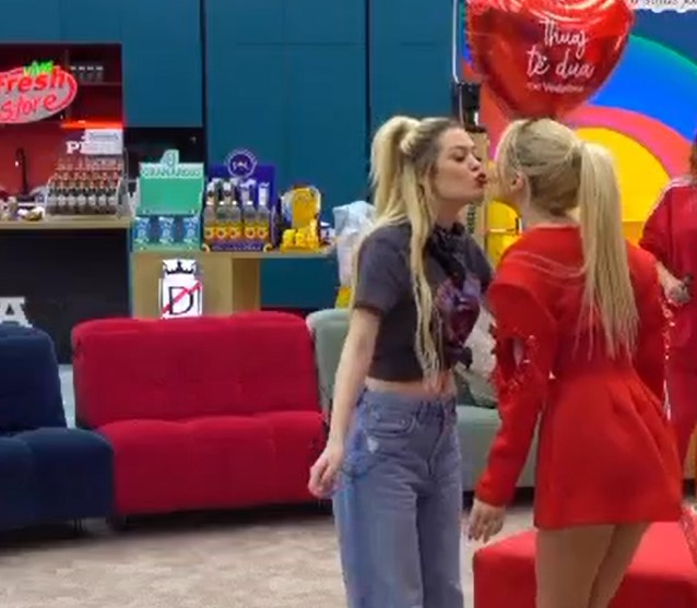 E papritur, Dea dhe Keisi shkëmbejnë puthje në buzë