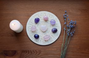 Gemstones for zodiac signs, amethysts and rose quartz on the zodiac chart. Predictions, witchcraft, spiritual esoteric practice.