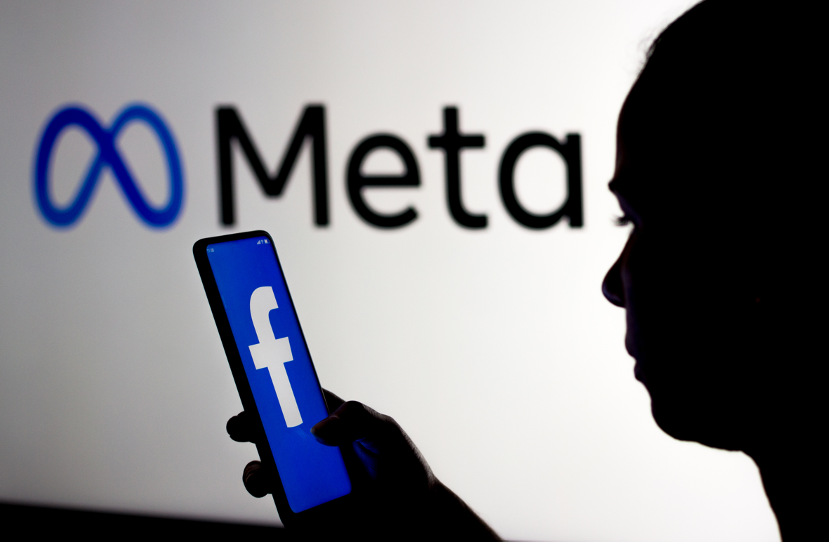 Facebook dhe Instagram bien dy herë brenda muajit, përdoruesit alarmohen