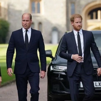 Princ Harry po tenton të rregullojë raportin me William përpara kurorëzimit të Charles