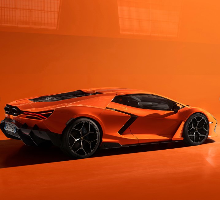 Lamborghini prezanton supermakinën hibride ‘Revuelto’