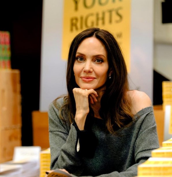 Angelina Jolie përveç aktrimit do ta shikojmë dhe në botën e modës