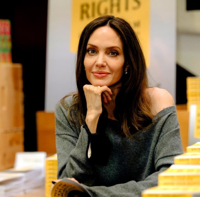 Angelina Jolie kujton të ëmën e ndjerë me fjalë prekëse