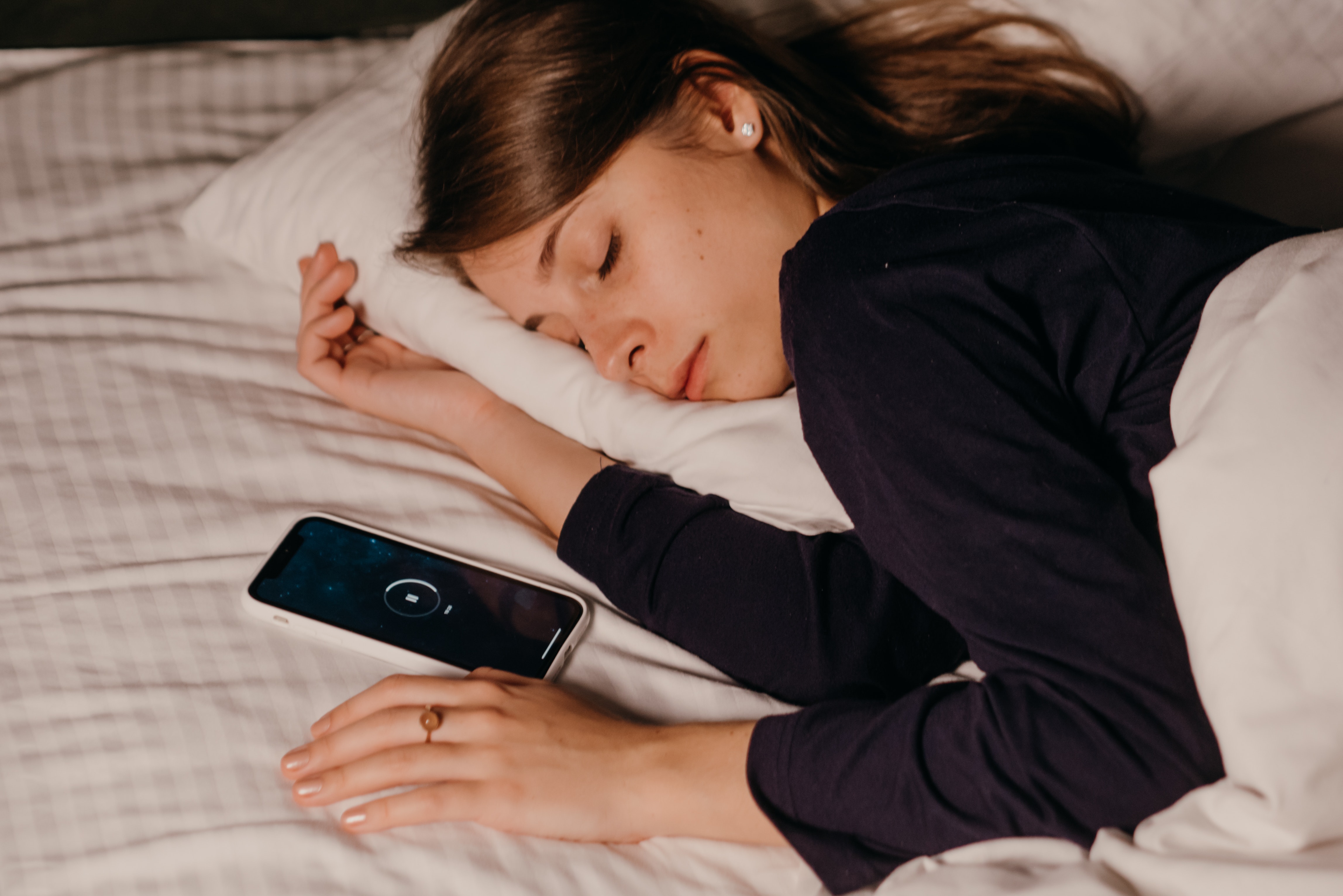 Disa hapa që iu ndihmojnë të lundroni në telefon pa shkatërruar gjumin tuaj në mbrëmje