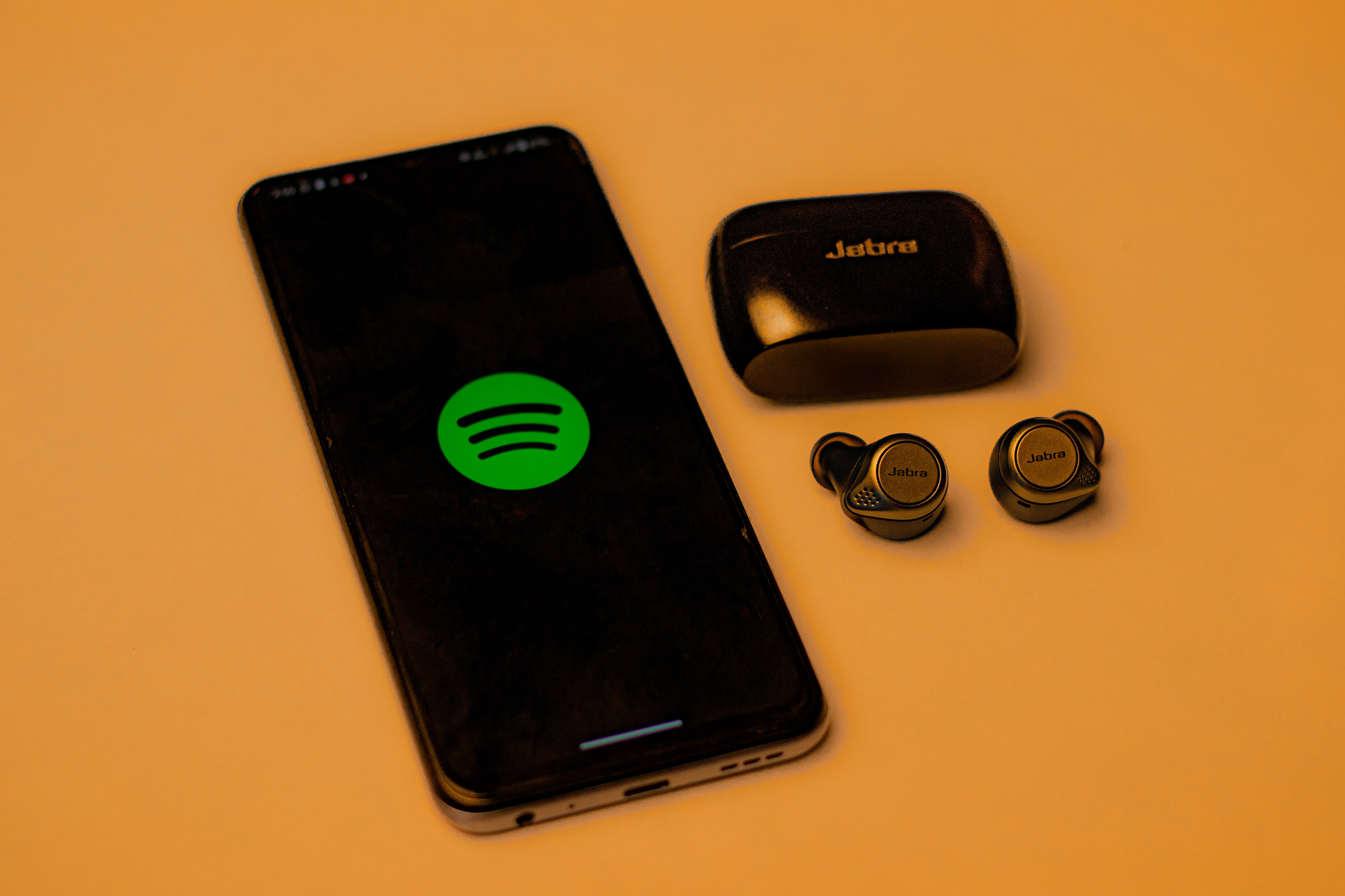 Pas ankesave të artistëve, industria e transmetimit të muzikës në Spotify, Apple Music, Deezer do të hetohet nga qeveria