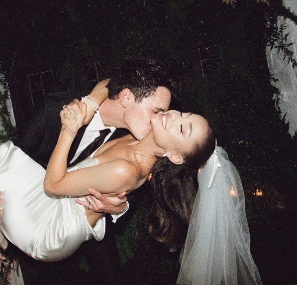 Ariana Grande dhe Dalton Gomez festojnë dy vjetorin e martesës
