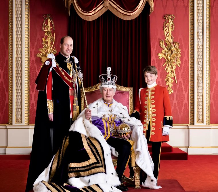 ‘Jo më mbretëresha’: Portreti i ri tregon Mbretin Charles me mbretërit e ardhshëm William, George