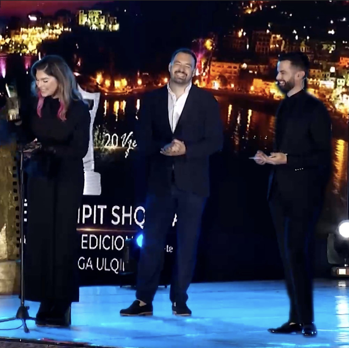 Çmimet në festivalin e “Netëve të klipit shqiptar”-CEO i Acromax i jep Loré çmimin e “Klipit më të mirë alternativ”