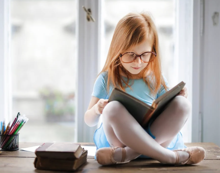 Ndiqni këto këshilla për t’i ndihmuar fëmijët të duan leximin, ja benefitet prej tij  