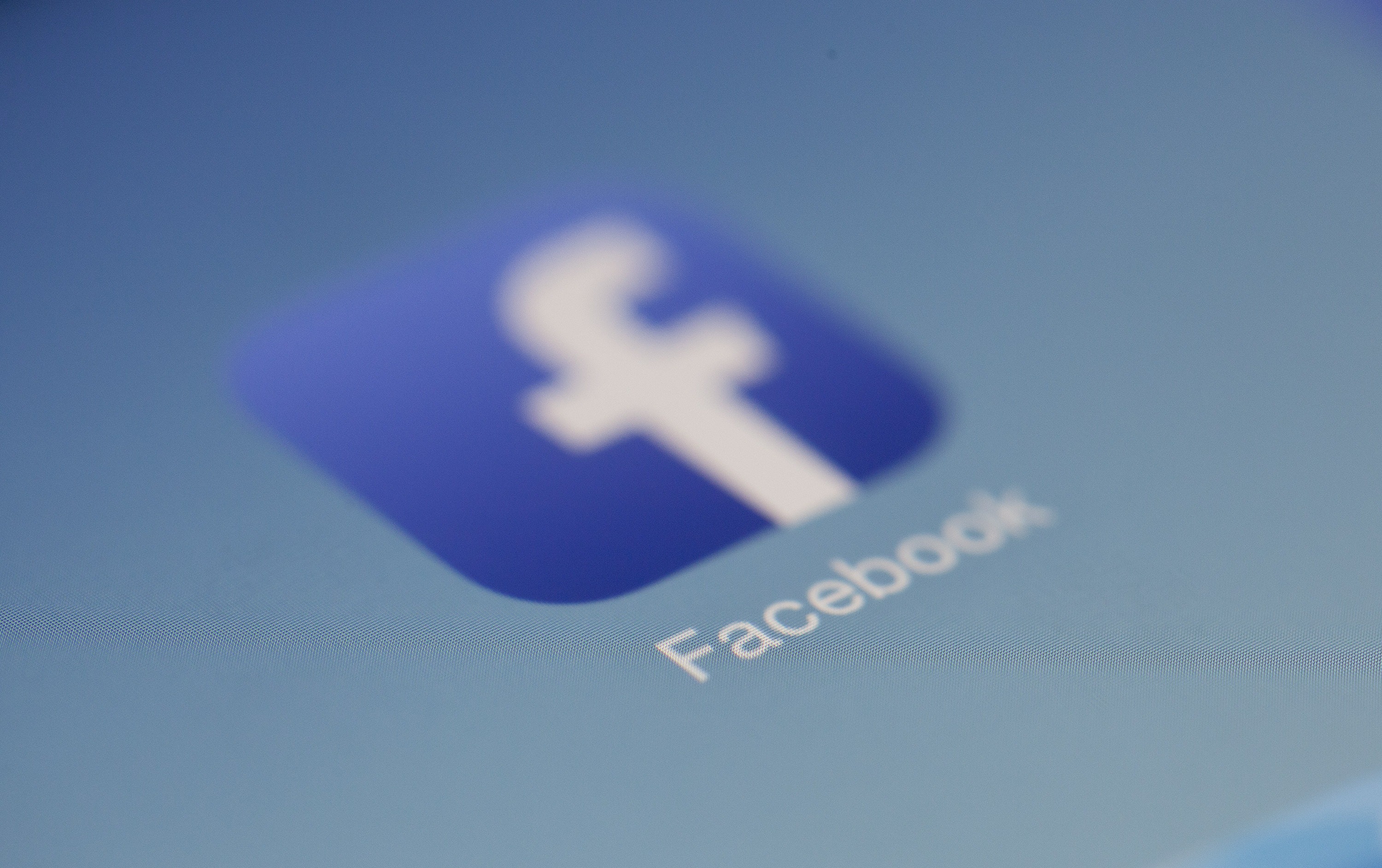 Facebook akuzohet për diskriminim gjinor në shpalljet e punës