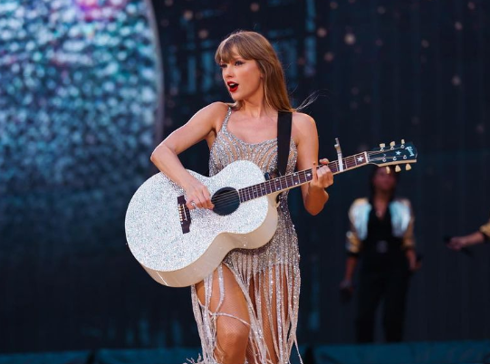 Taylor Swift-it i thehet taka, fansi që e kapi nga publiku e shpallë në shitje për qëllime bamirësie