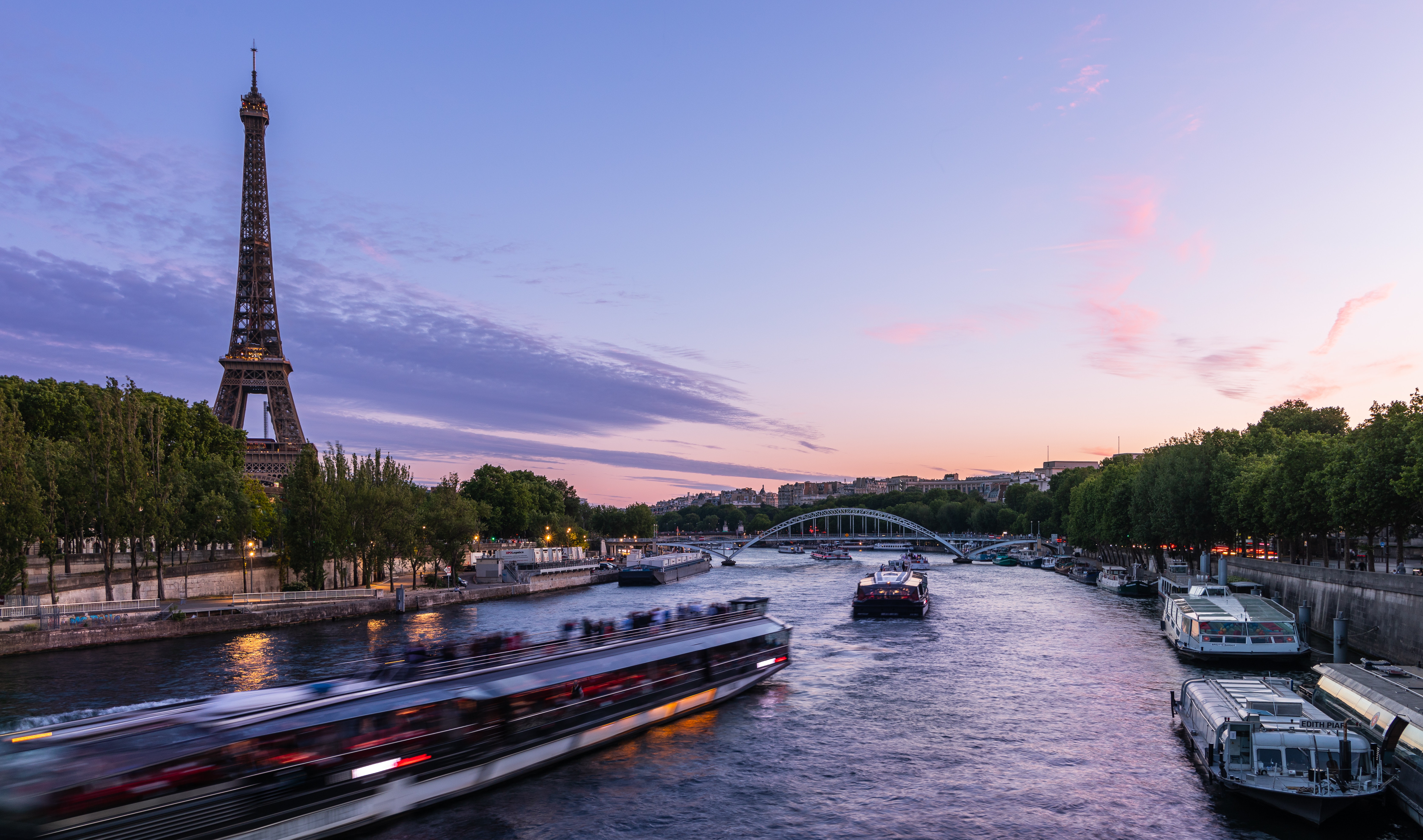 Pas 100 vitesh rihapet për notarët lumi Seine në Paris