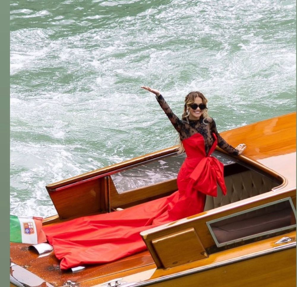 Rita Ora shfaqet kuq e zi në ‘Festivalin e Filmit në Venecia”