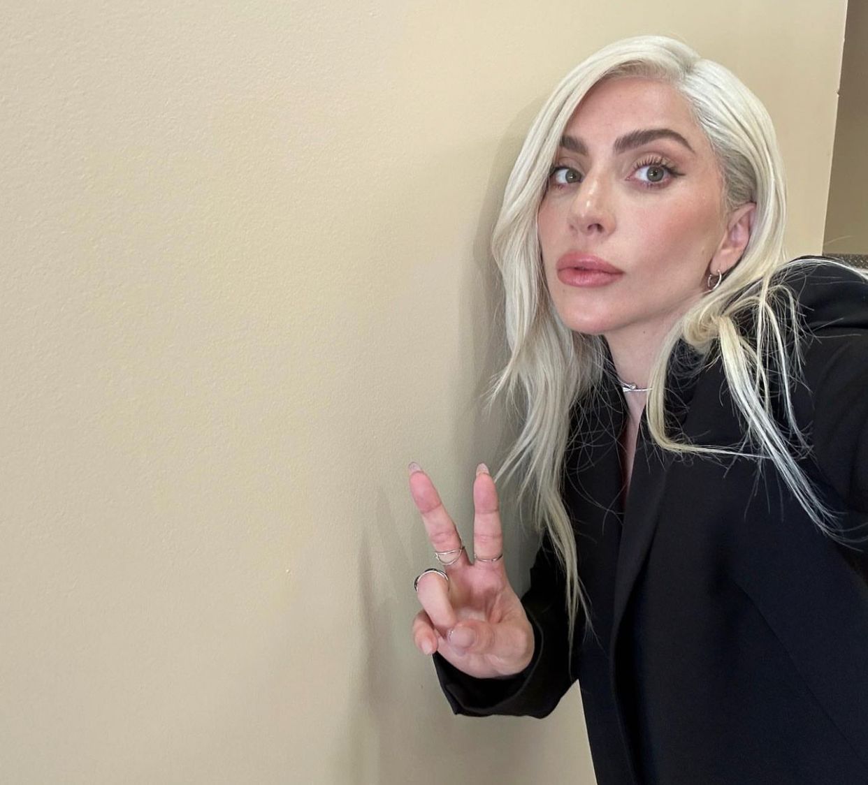 Babai i Lady Gaga-s mbledh firma për të dëbuar emigrantët nga lagjja e tij