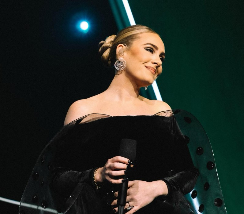Adele ndërpret shfaqjen në Las Vegas për t’i dalë në mbrojtje fanses