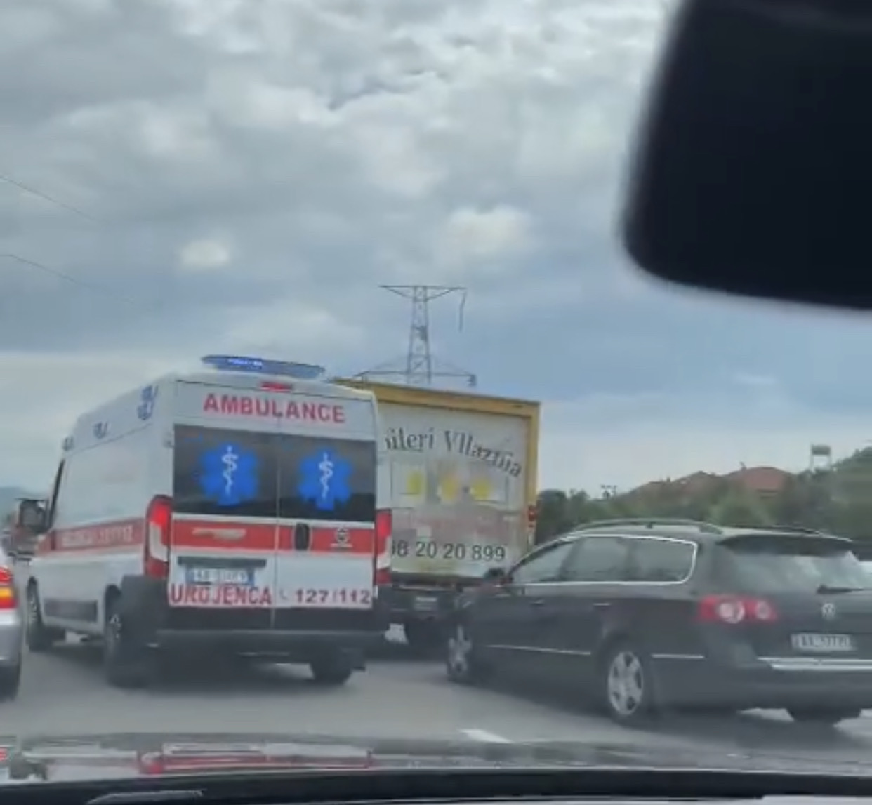 Drejtuesit e papërgjegjshëm të automjeteve kthejnë në kaos qarkullimin në autostradën Tiranë-Elbasan
