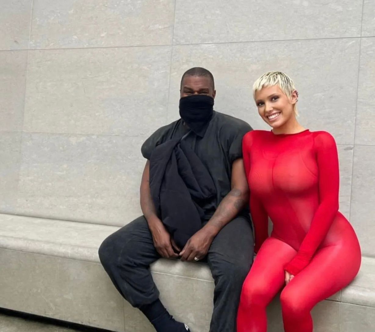 Kanye West dhe Bianca Censori ecin zbathur rrugëve të Italisë