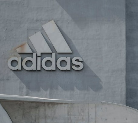 Adidas gjeneron miliona nga Yeezys pas mbylljes së bashkëpunimit me reperin
