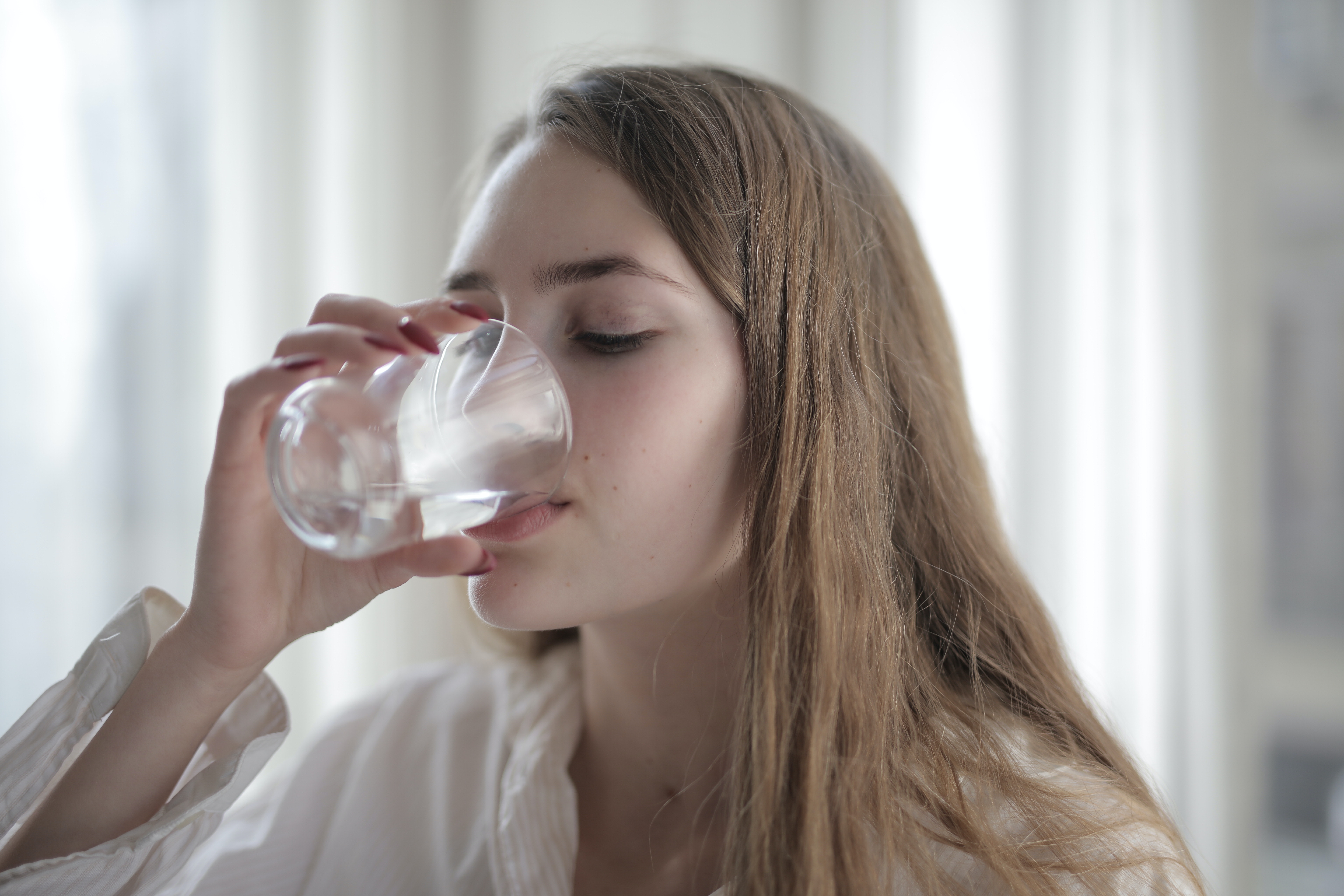 Pse duhet të pini ujë sapo të zgjoheni, njihuni me benefitet