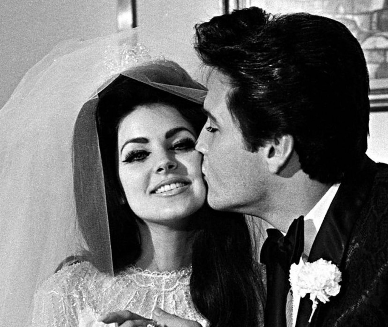 Priscilla Presley reflekton mbi historinë e njohjes me Elvis-in dhe diferencën e tyre në moshë