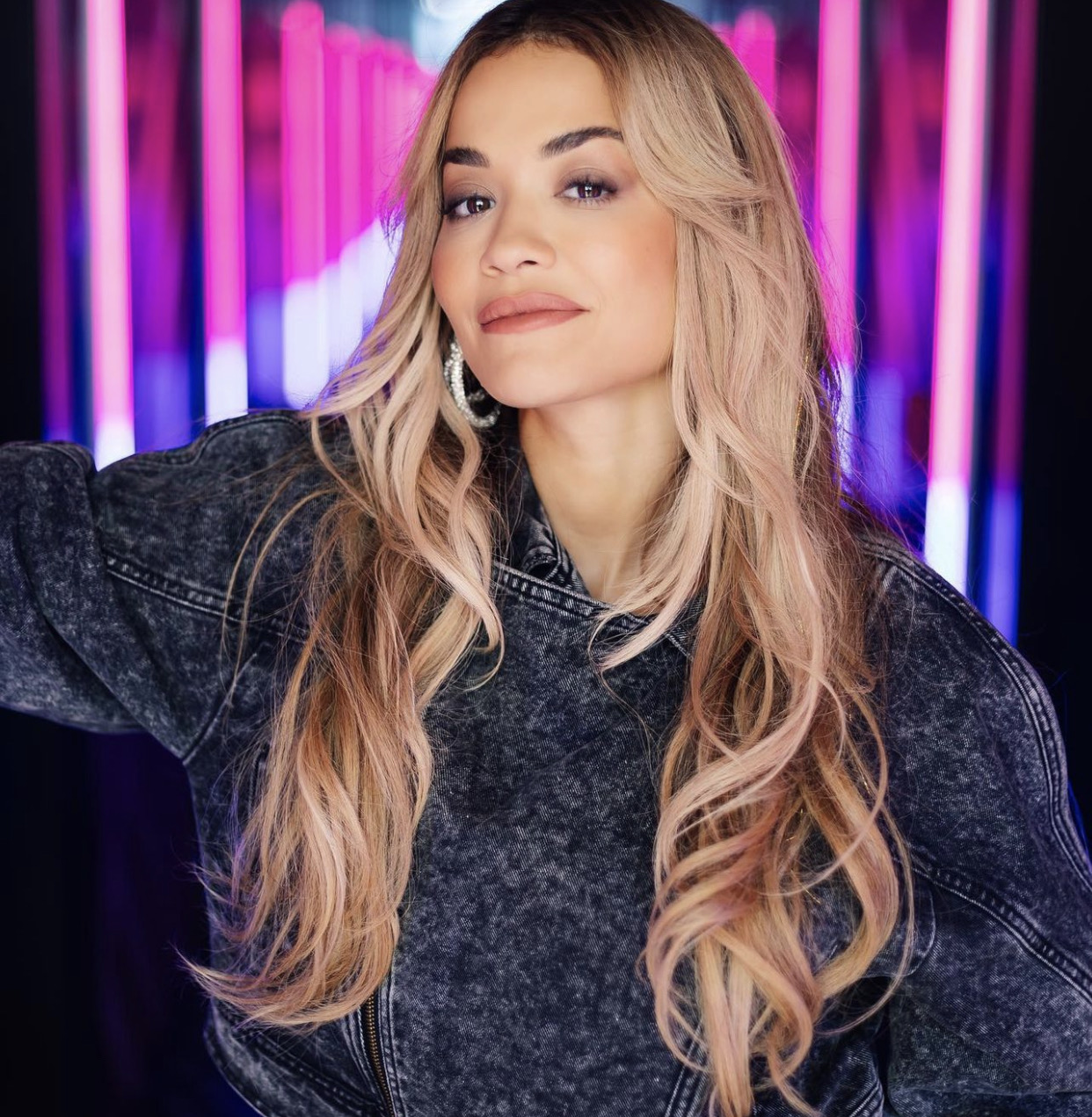 Rita Ora publikon bashkëpunimin me “Primark”