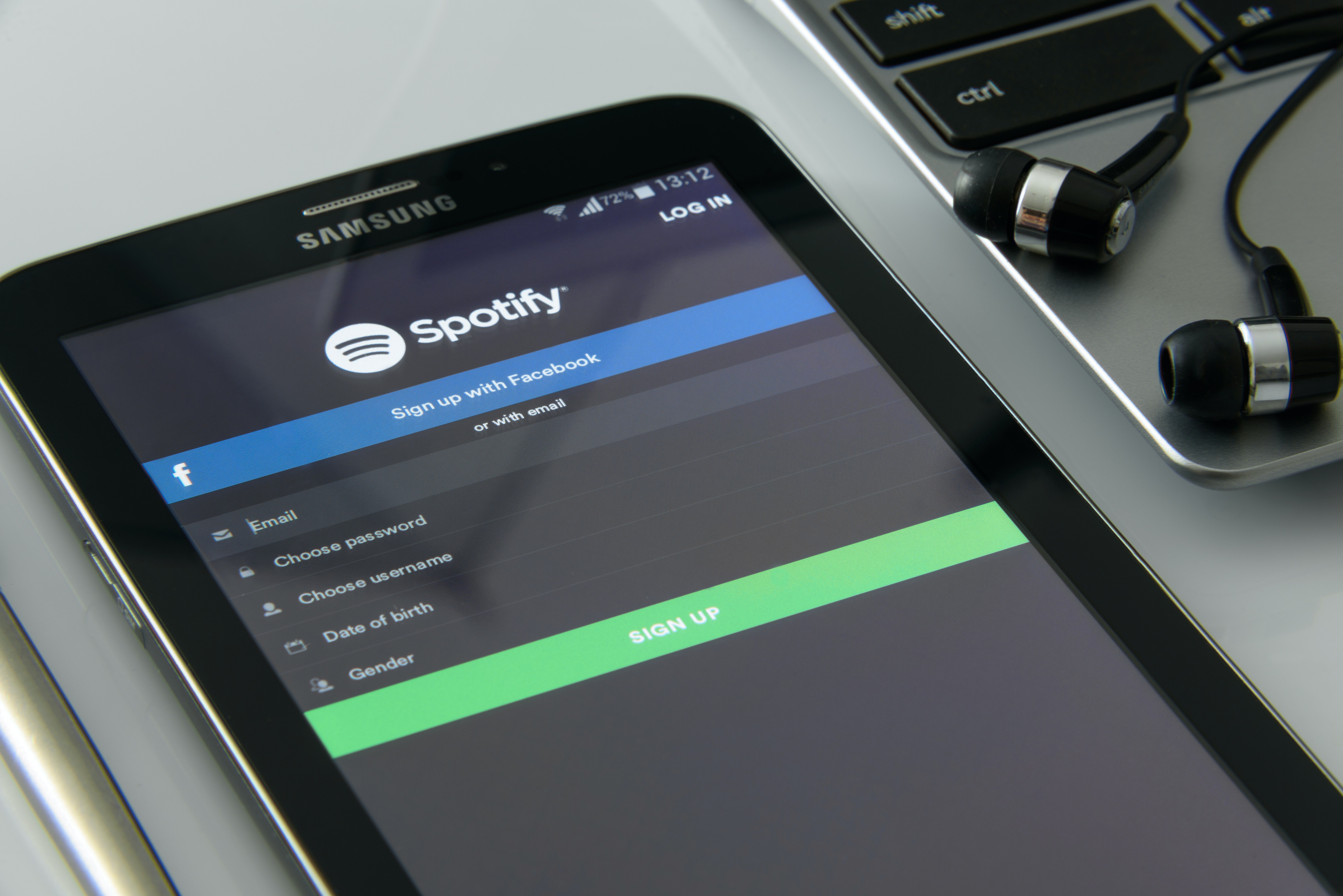 Spotify nuk do të ndalojë plotësisht muzikën e krijuar nga AI