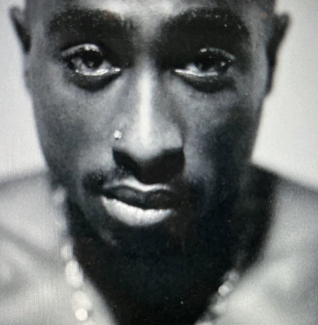 Tupac Shakur, historia e reperit, që besohet se është gjallë edhe 27 vite pas vdekjes
