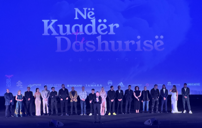 Premiera e filmit “Në kuadër të dashurisë”, VIP-at parakalojnë në tapetin e kuq