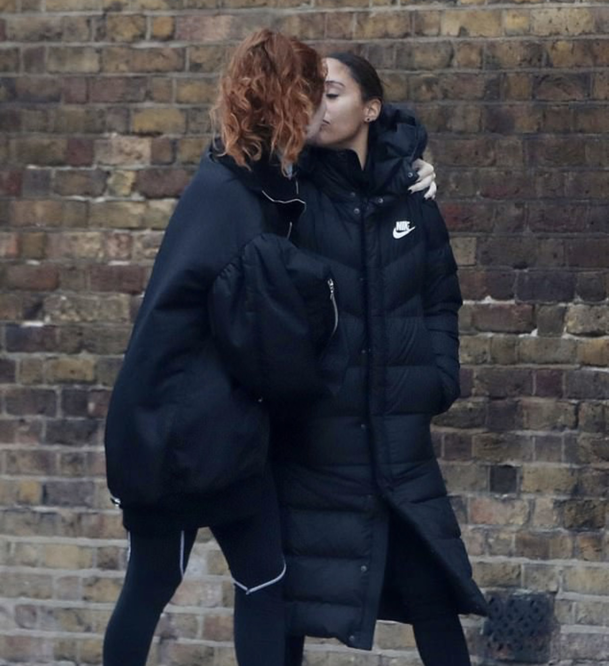 Alex Scott dhe Jess Glynne konfirmojnë romancën me një puthje në publik