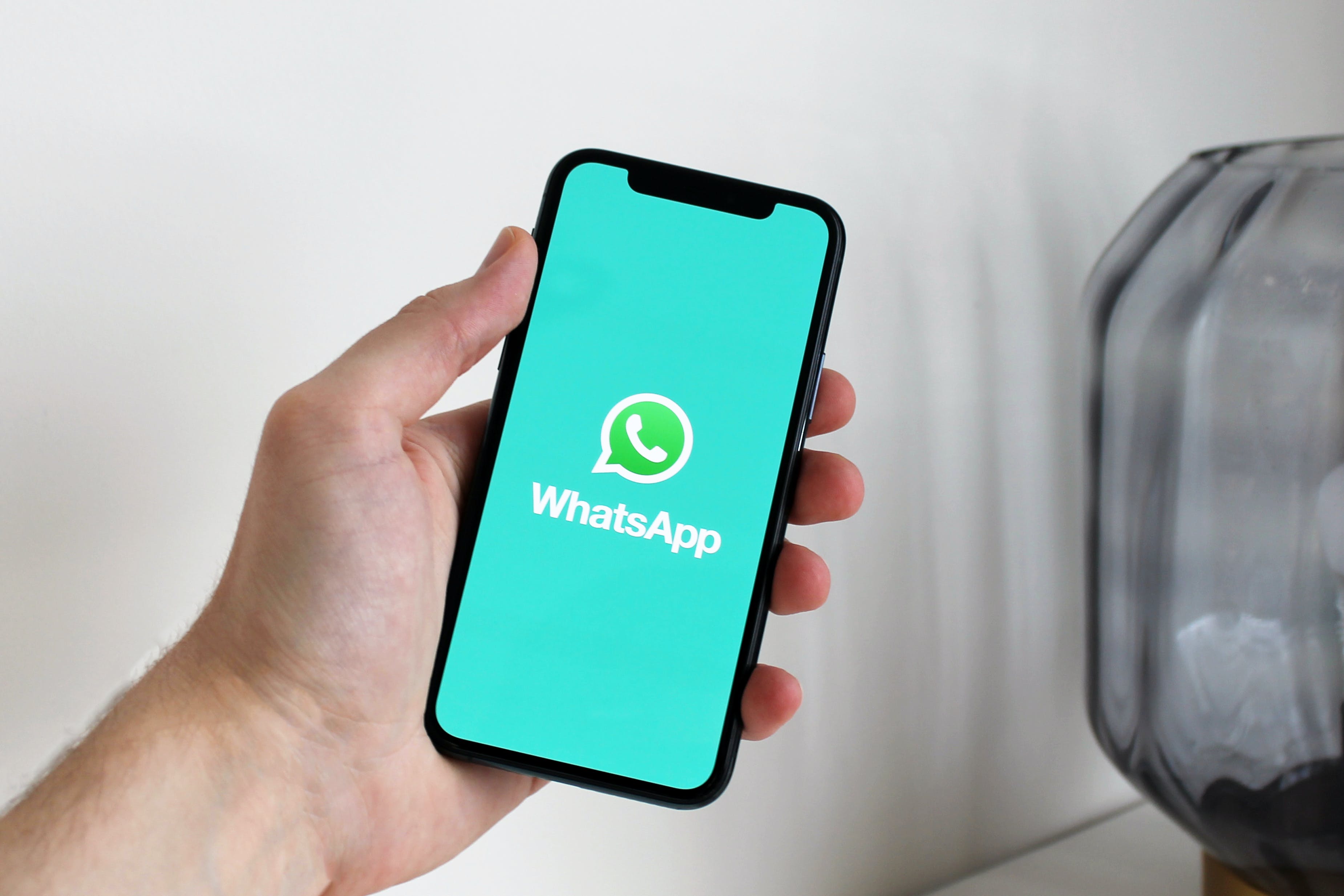 WhatsApp prezanton opsionin për të bërë ‘pin’ mesazhet në biseda