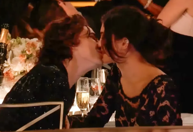 Puthje, thashetheme dhe fitore për herë të parë/ 6 momentet më të bukura nga “Golden Globes 2024”
