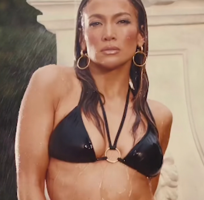 Jennifer Lopez shfaqet më sensuale se kurrë