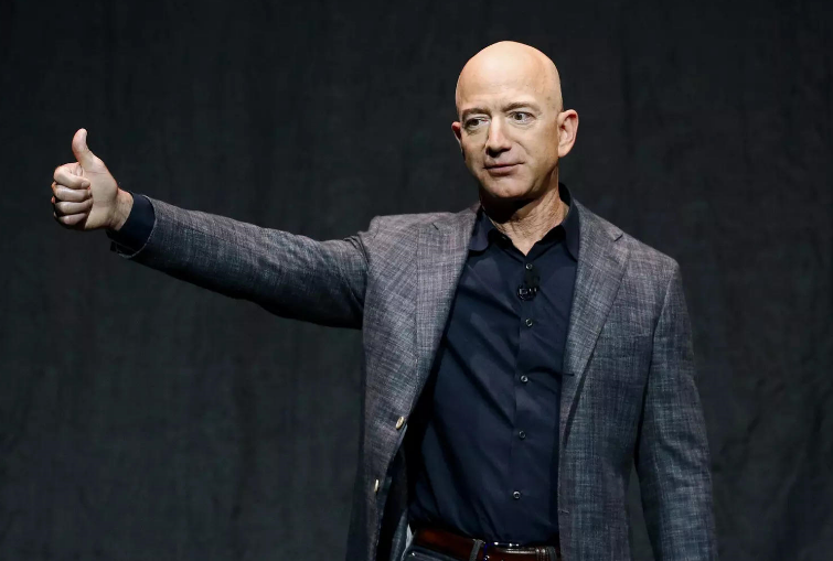 Jeff Bezos shet mbi 4 miliardë dollarë aksione të Amazon