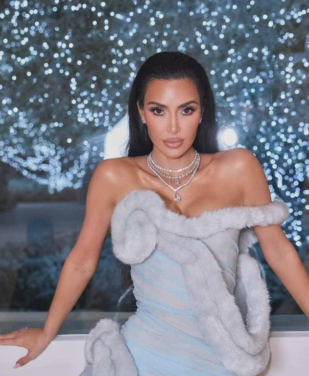 Kim Kardashian shfaqet nën shoqërinë e Bianca Censori për herë të parë