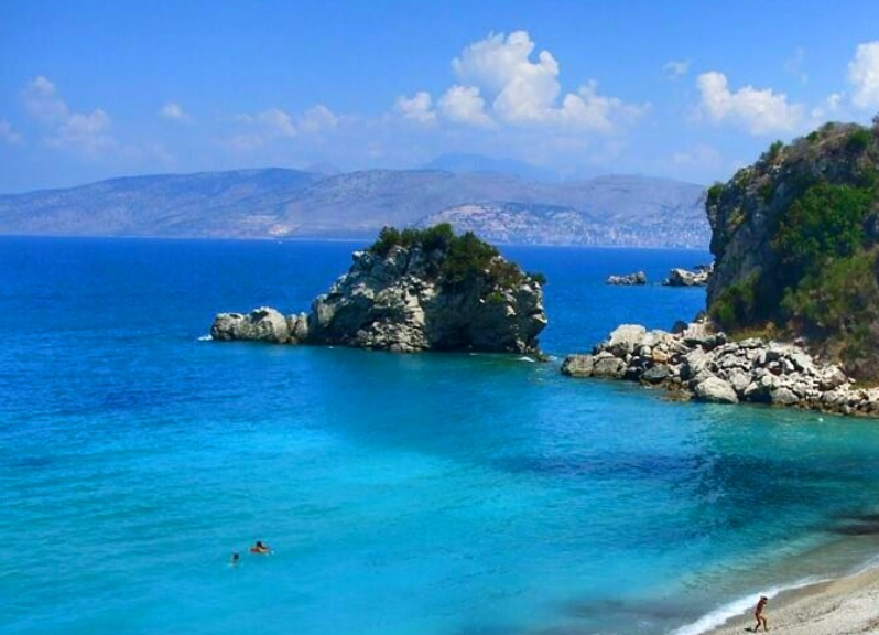 The Sun! ‘Plazhi Pasqyrat në Shqipëri’ kryeson në dhjetë detet më blu në botë