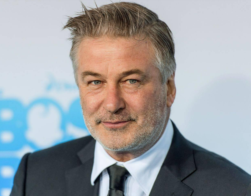 Alec Baldwin shpërthen në lot pas vendimit të gjykatës