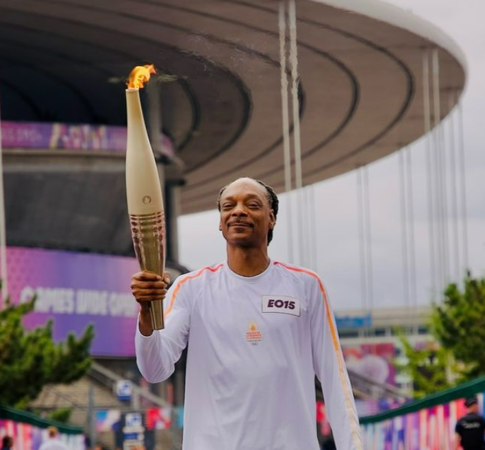 Snoop Dogg shfaqet duke kërcuer me pishtarin olimpik