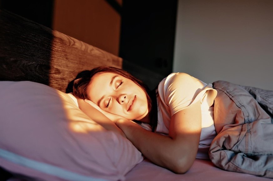 8 këshilla të thjeshta për të ndihmuar në përmirësimin e gjumit